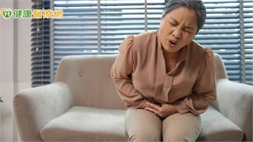 越南旅遊急性膽囊炎　她忍痛12小時返台取出2公分結石