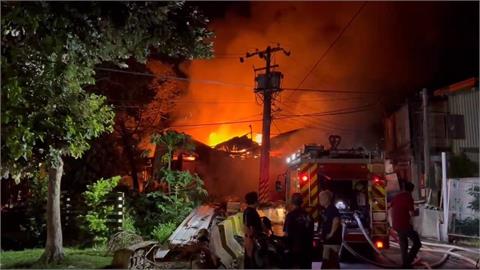 新北淡水連棟廠房暗夜起火　600坪廠房付之一炬