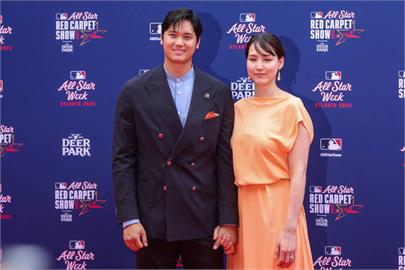 MLB(影)／大谷愛妻真美子產後首度現身！甜蜜牽手橙色禮服仙氣逼人