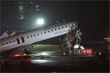 紐約機場驚悚撞擊！客機狠撞消防車機師雙亡　機鼻幾乎撞爛