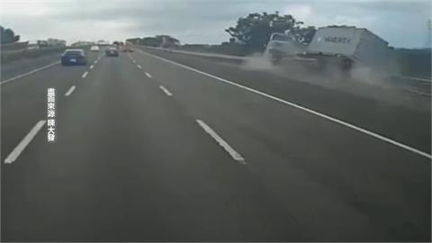 台南聯結車翻覆駕駛一度受困　嘉義貨車撞護欄影響交通