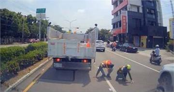 領6萬騎車鈔票沿路噴！「回頭剩存摺」台中婦急翻　清潔隊1動作超暖