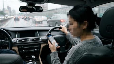 妹子「邊開車邊看謎片」下秒0煞車猛撞！剛過結婚39週年阿北慘死…驚悚畫面曝