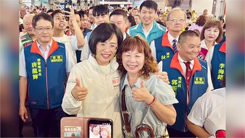 快新聞／蘇巧慧出席板橋區嘉義同鄉會　主辦方放「粉紅超跑」熱情相迎