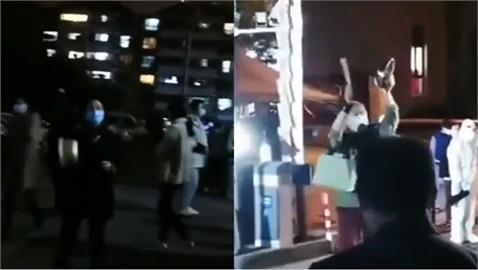 快新聞／上海封控居民「集體敲鑼要飯」影片曝　網嘲：比牲畜不如