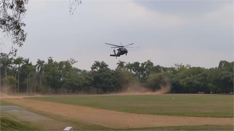 超帥演訓　黑鷹直升機降落操場　學生觀演習