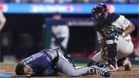 MLB(影)／明星賽最不願見到的事！光芒強打手指被球砸痛到躺地「X光結果出爐」
