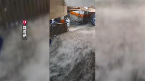 雨用倒的！羅東淹成小河　大水灌入社區地下室成「小型瀑布」