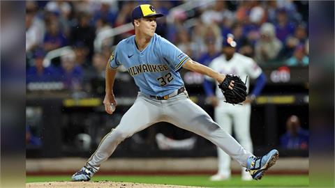 MLB(影)/長太高錯了嗎!釀酒人王牌竟被「身高」坑慘 腳踩爛泥仍穩坐防禦率王
