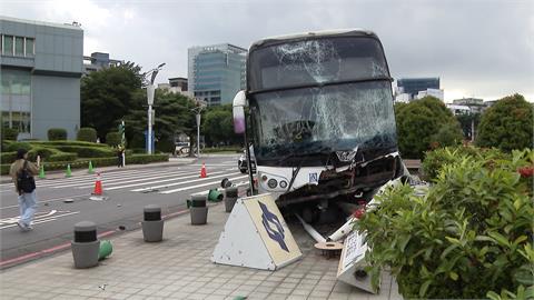 悚！國光客運松機前車禍　撞毀號誌桿險衝進水池