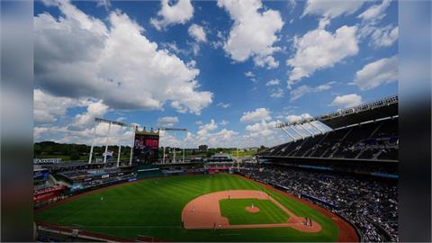 MLB(影)／飛球型投手笑不出來！ 皇家考夫曼球場將縮短「全壘打大牆距離」