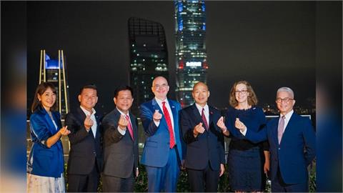 101董事長賈永婕、台北市議會議長戴錫欽、外交部長林佳龍、AIT處長谷立言、立法院長韓國瑜、AIT副處長梁凱雯、國防部軍政副部長徐斯儉（左至右）合影。（圖／翻攝自AIT臉書）
