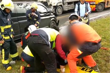 蘇花逆向直撞砂石車  休旅車上8人傷