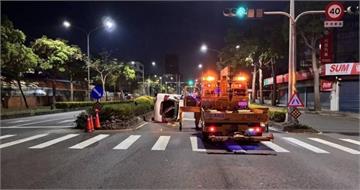 高雄凌晨爆自撞！白車詭撞分隔島「側翻躺道」　疑駕駛分心惹禍