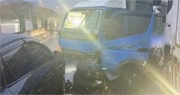 汐止驚悚連環慘劇！　貨車駕駛擺警示標誌遭撞飛、輾斃慘死國道上