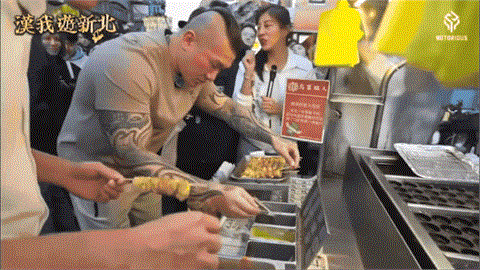 快新聞/沒衛生!黃國昌跟館長逛夜市「竟拿咬過食物再刷醬料」網傻眼