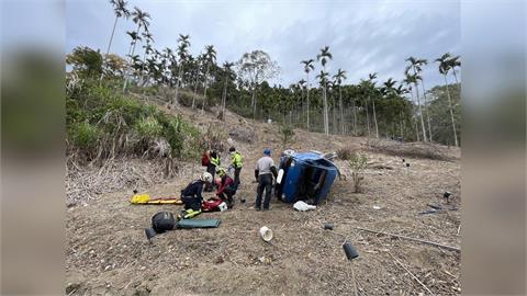 最新／墜30米深谷！小貨車「側翻」變形　駕駛口鼻出血、意識不清躺檳榔園