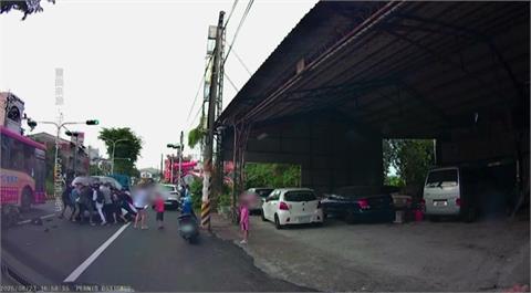 4車撞1團！　機車乘客捲入車底哭喊痛　　12人熱血扛車救援