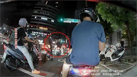 外國男過馬路疑故意慢行　不滿被按喇叭與騎士爆衝突