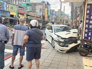 快新聞／新！土城汽車暴衝逆撞6機車　現場慘況曝光