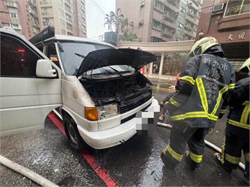 蘆洲箱型車火燒車「驚見駕駛是鳳小岳」　環球音樂回應了