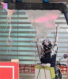 女騎士堅持進入汽車洗車機　「洗車也洗人」眾人看傻眼