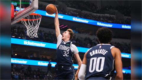 NBA(影)／2026年劇力萬鈞爆扣！旗子哥新年首戰上演雄鷹式灌籃　震撼美航中心