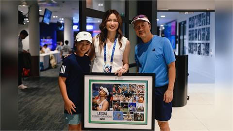 澳網(影)／詹詠然在澳網舉行歷史性引退儀式！傳奇球星張德培親自獻上祝福