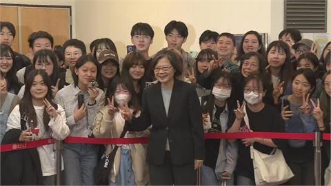 快新聞／蔡英文首場校園演講人氣超旺！比愛心學生尖叫