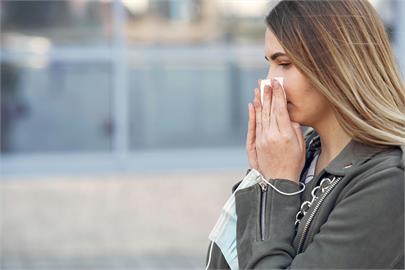 她出門帶「這一包」遭朋友笑俗氣　結局大反轉…好險有帶！