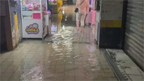 颱風又逢年度天文大潮　基隆海水倒灌街道大積水