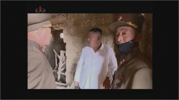 金正恩穿白衣黑褲視察災區讚揚朝鮮人民軍重建效率高