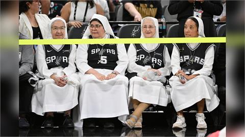 NBA(影)/馬刺主場大勝雷霆有「神助」?專屬修女團到場為球員祝福還加油打氣