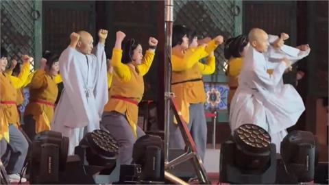 首爾高僧大跳GD神曲!「臉上1細節」超吸睛⋯舞步太狂嗨翻全網