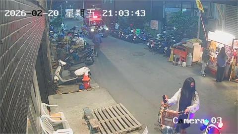 少年闖高雄輕軌遭輕微擦撞　乘客不耐久候與司機爆口角
