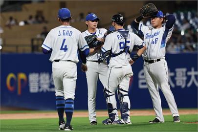中職(影)／高飛必死球漏接怎算？悍將「三個和尚沒水喝」：掉100次都不該失誤