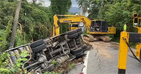 快新聞／龍潭砂石車滑落邊坡「整台翻覆」　被電桿卡住近500戶停電