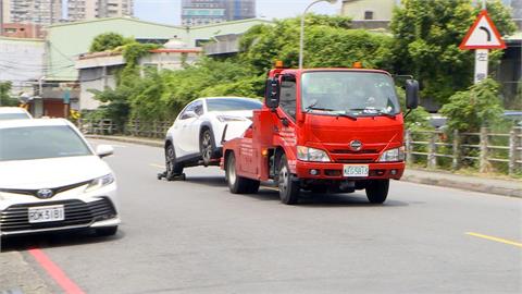新北「最速拖吊」掉漆！　遭拖吊車脫鉤落地撞人行道