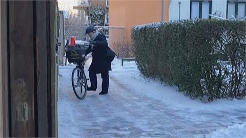 北歐冬季一片銀白　丹麥民眾照樣熱血騎自行車