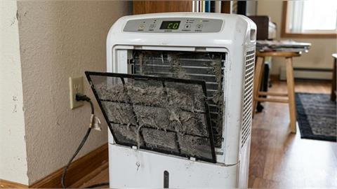 除濕機濾網「灰塵厚如棉被」恐堵死過熱！消防員嘆：火場連鎖反應燒超快