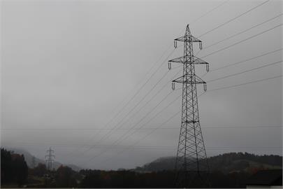 聯結車鋼材撞斷電桿　釀高市燕巢區513戶停電
