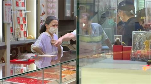 快新聞／銀樓搶案！假孝子佯挑父親節禮物　突噴辣椒水奪5條金項鍊