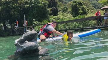 不怕碰撞！業者竟帶遊客立漿「違法闖水域」拍九蛙 