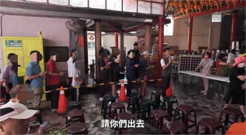 鄭正鈐未經同意擅發反罷免文宣 里長拒握手當面喊:請你離開、不歡迎你來