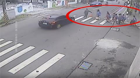 學生放學過馬路轎車不停讓險撞！　導護老師急擋學生
