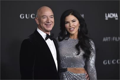 快新聞／亞馬遜創辦人貝佐斯訂婚了！　和未婚妻「曾是彼此小三」