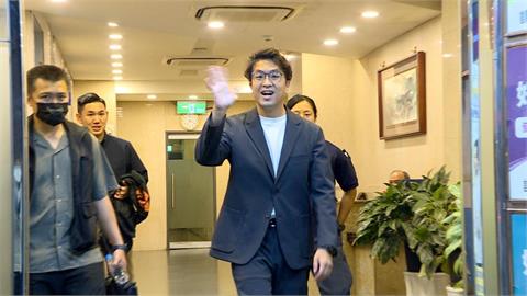 與社工面對面　沈伯洋現身不公開客廳會　聆聽第一線社工意見