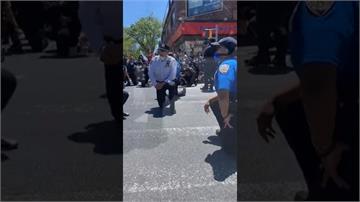 「非裔之死」暴動擴大！美警與抗議者單膝下跪 歡呼聲四起