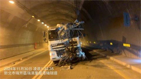快新聞／新北瑞芳龍潭堵隧道「整排燈軌掉落」2車遭砸　驚險瞬間曝光
