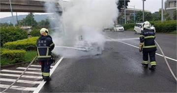 高雄MINI突冒火苗燒成廢鐵　車主驚魂脫險茫然站路邊